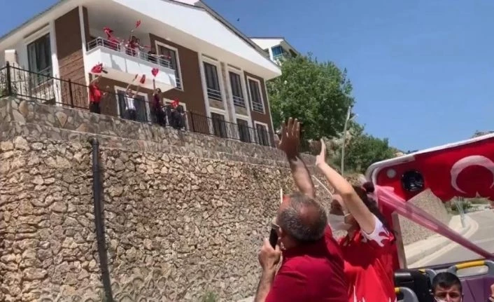Tunceli’de Vali Sonel, tur otobüsüyle sokak sokak gezdi, 19 Mayısı kutladı