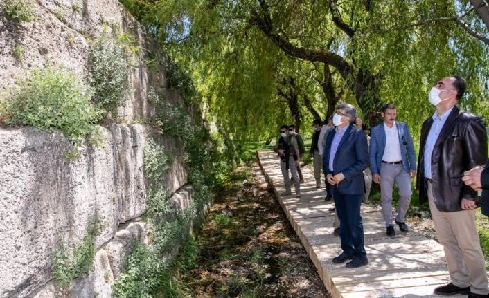 Vali Bilmez, Van Kalesi ve Akdamar Adası’nda incelemede bulundu