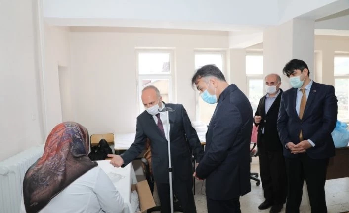 Vali Çağatay maske üretimini inceledi