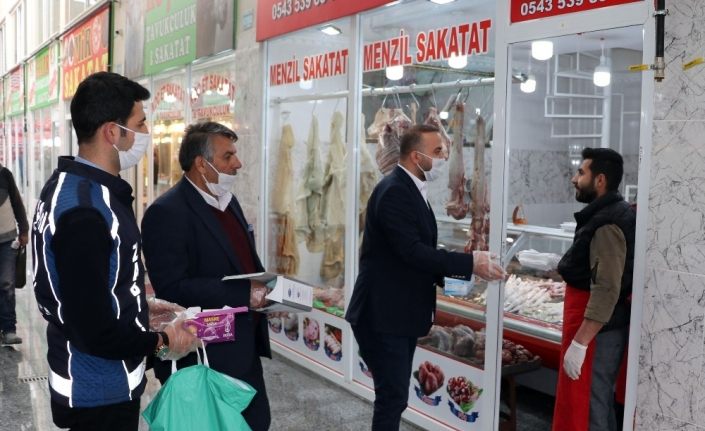 Van Büyükşehir Belediyesinden sakatatçı esnafına maske