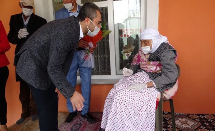Van Edremit Belediye Başkanı İsmail Say'dan, Türkiye’nin en yaşlı annesi Emine nineye sürpriz ziyaret