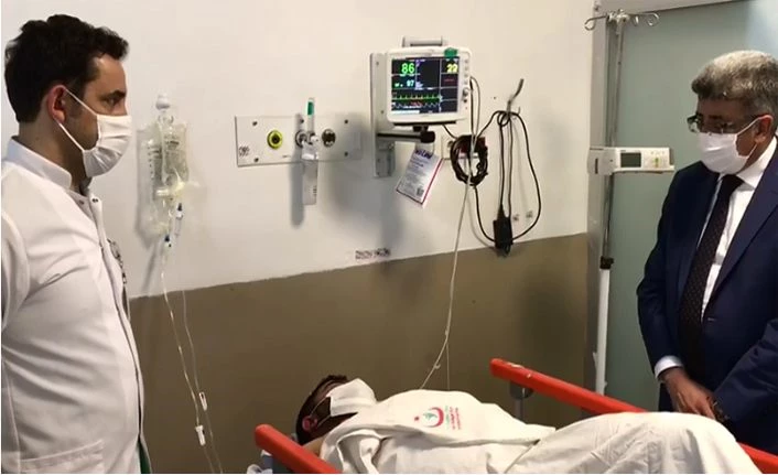 Van Valisi Bilmez Özalp'te saldırıda yaralanan Belediye Personelini ziyaret etti