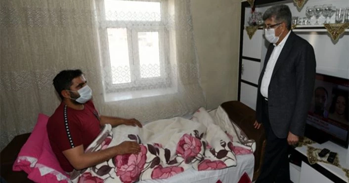 Van Valisi Bilmez ﻿saldırıda yaralanan Temizel'i evinde ziyaret etti