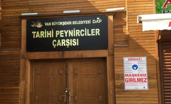 Van’da korona virüsü nedeniyle uyarı levhaları asıldı