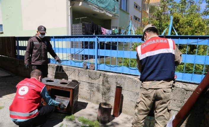 Vefa ekibi, Emine ninenin sobasını kaldırıp temizledi