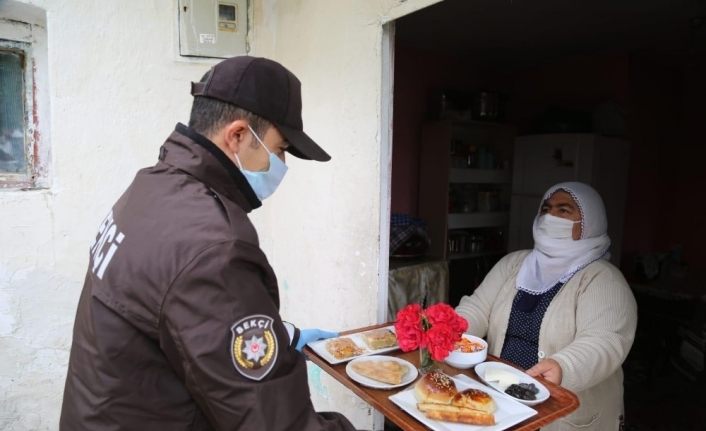 Vefalı ellerden, çiçeklerle süslenmiş bayram kahvaltısı