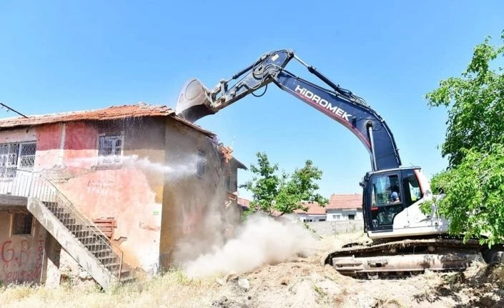 Yeşilyurt Belediyesi metruk evleri yıkıyor
