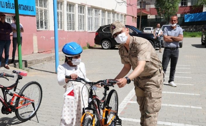 Yetim çocuklara bayram öncesi bisiklet