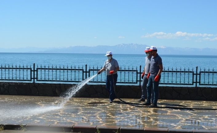 Adilcevaz Belediyesi ekipleri Van Gölü sahilini temizledi