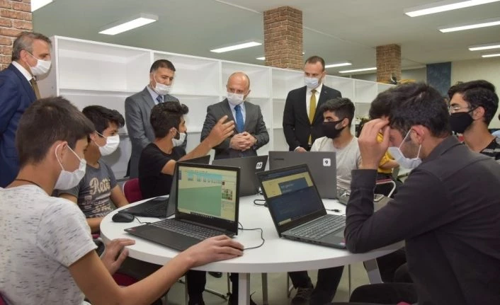 Ağrı Valisi Dr. Varol, Start-Up Cafe ve İl Halk Kütüphanesini ziyaret etti