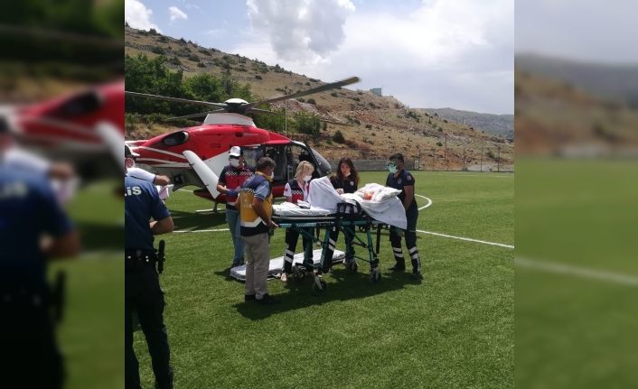 Asırlık nine, ambulans helikopterle sevk edildi