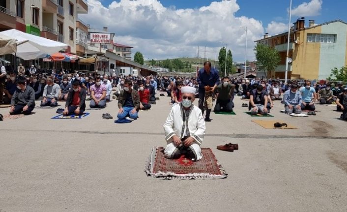 Aşkale, cuma namazına akın etti