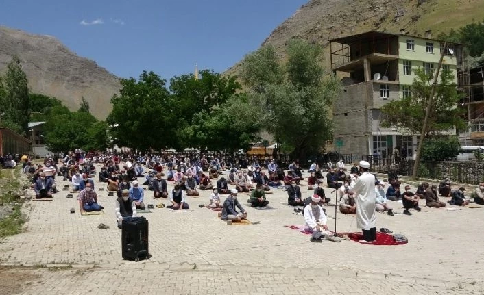 Bahçesaray’da korona virüs gölgesinde cuma namazı