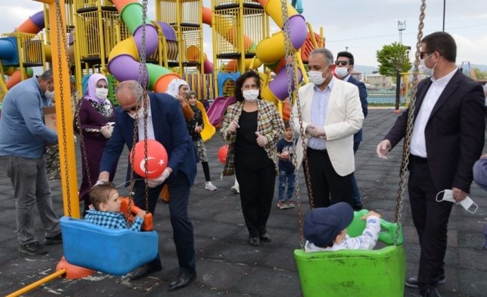 Tuşba Belediye Başkanı Akman’dan çocuk ve gençlere sürpriz