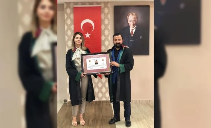 Başkan Aktürk, mesleğe yeni adım atan genç meslektaşlarına avukatlık ruhsatnamelerini takdim etti