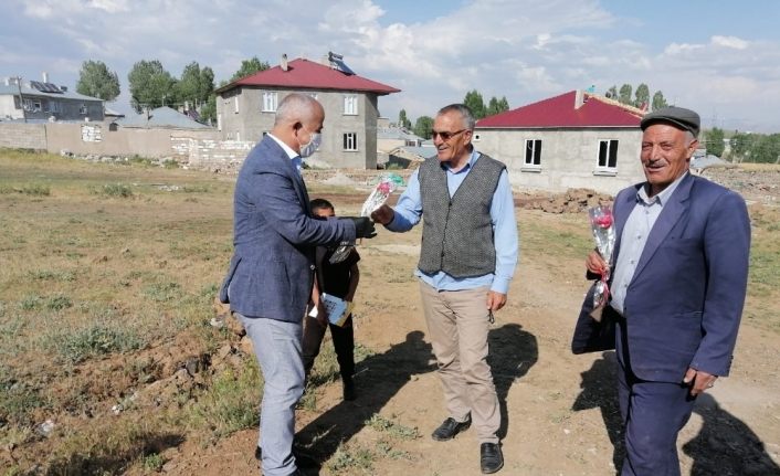 Çaldıran Belediye Başkanı Ensari’den babalara karanfil