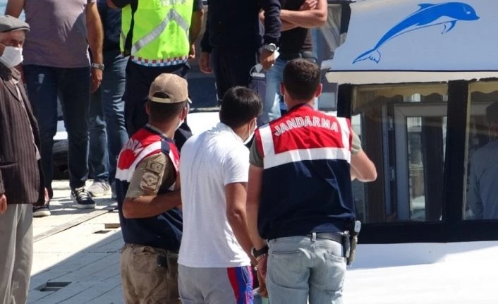Van Gölü'nde battığı iddia edilen tekneden sağ kurtulan şahıs da arama çalışmalarına katıldı