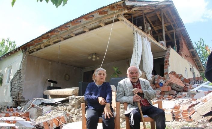 Bingöl depreminin simgesi yaşlı çiftin hüzünlü hikayesi
