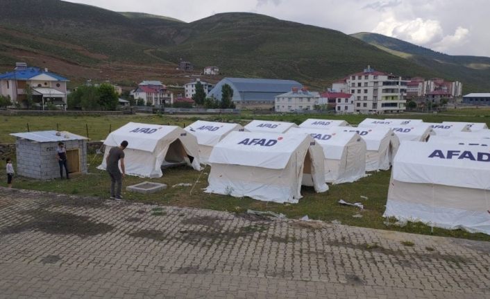 Bingöl Karlıova’da tedbir amaçlı çadırlar kuruldu