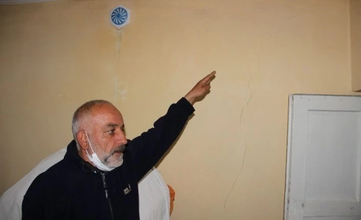 Bingöl’de meydana gelen depremin ardından Erzurum’daki bazı evlerde çatlaklar oluştu