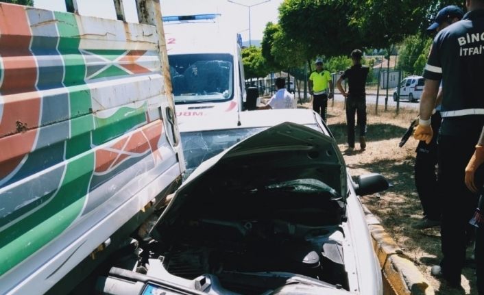 Bingöl’de trafik kazası, sıkışan sürücü kurtarıldı