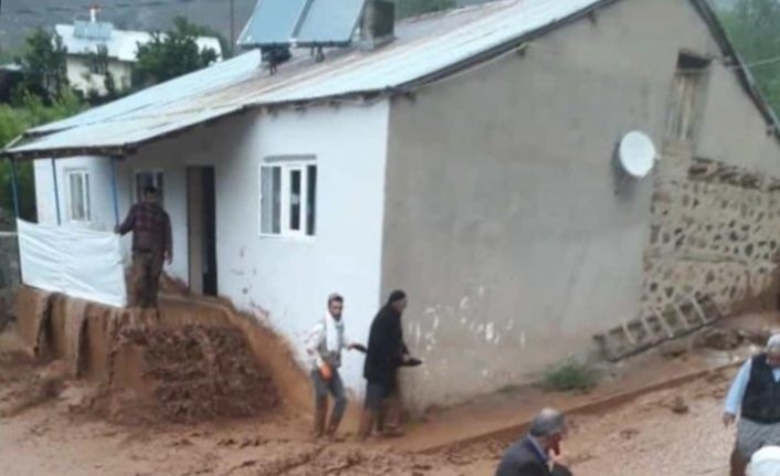 Bingöl’ü depremin ardından sel vurdu