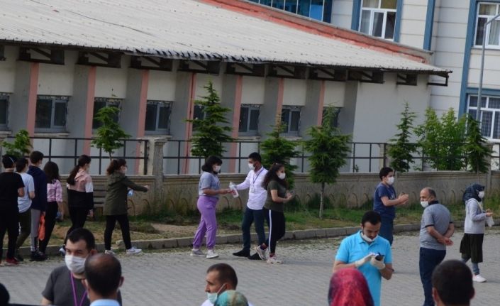 Bitlis’te sosyal mesafeli LGS heyecanı
