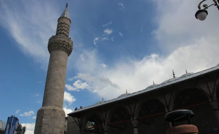 Cami ve Minaresi birbirinden ayrı olan tarihi yapı dikkatleri üzerine çekiyor