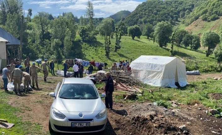 Depremde ağır hasar alan köyde çadırlar kuruluyor