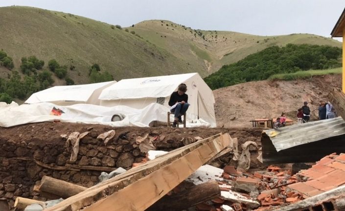 Depremde ölümden saniyelerle kurtuldu, şimdi çadırda üniversiteye hazırlanıyor