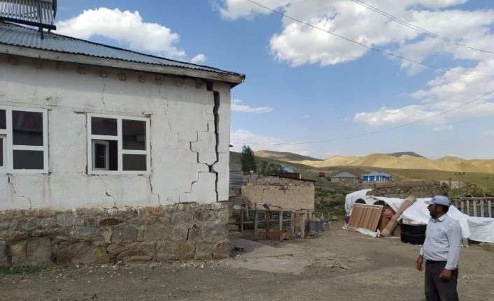 Van'da depremzedeler hasar gören evlerini boşaltıyor