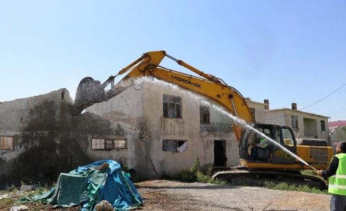 Turizm ilçesi Van Edremit'te 331 adet ahırın yıkımına başlandı