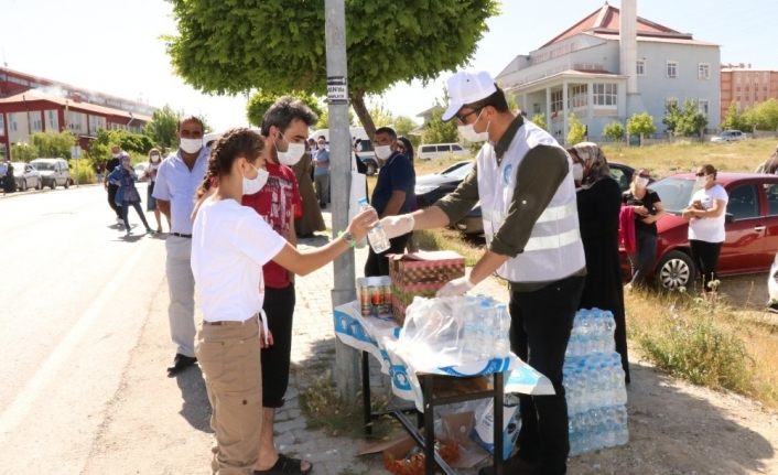 Van Edremit Belediyesinden öğrencilere meyve suyu ve kek sürprizi