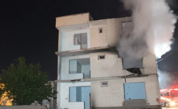 Elazığ’da depremde hasar gören binada yangın çıktı