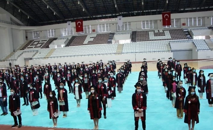 Elazığ’da Tıp Fakültesi öğrencilerinin maskeli ve sosyal mesafeli yemin töreni