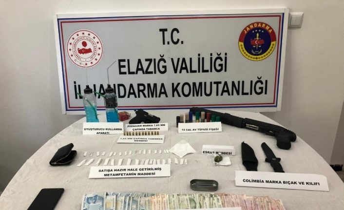 Elazığ’da uyuşturucu taciri, silahlarla yakalandı