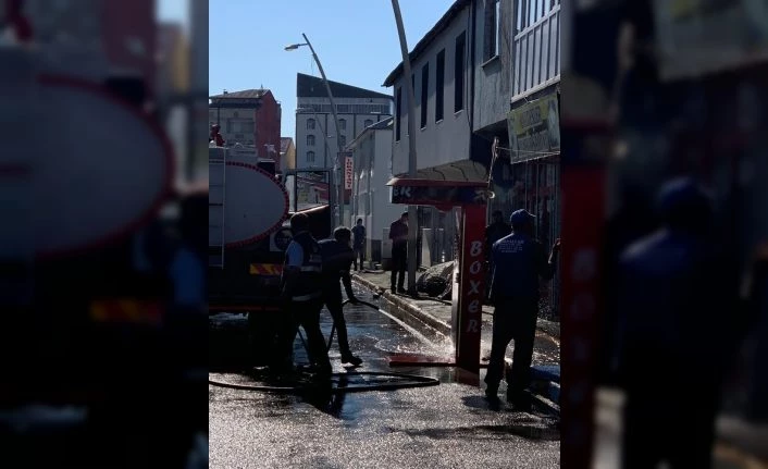 Eleşkirt’te yollar ve kaldırımlar yıkanarak dezenfekte edildi