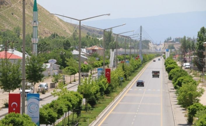 Erciş’teki caddeler Türk bayrakları ve flamalarla donatıldı