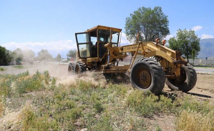 Erzincan’da boş arsalarda temizlik ve düzeltme çalışması yapıldı