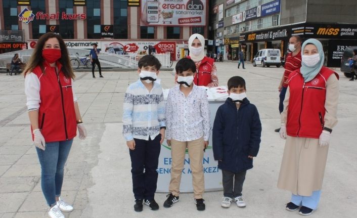 Erzincan’da çocuklara özel tasarım maske