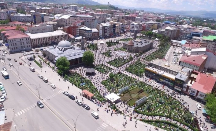 Erzurum’da binlerce vatandaş cuma namazı kılmak için kent meydanlarına akın etti