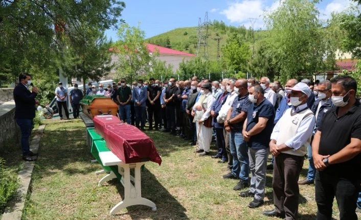 Fransa’da havuzda ölü bulunan anne ve iki çocuğu toprağa verildi
