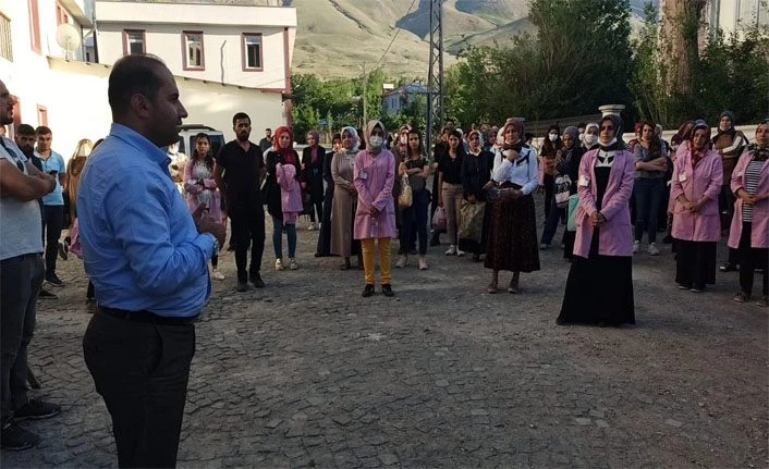 Gevaş Belediye Başkanı Sezer ayakkabı fabrikasında çalışanları ziyaret etti