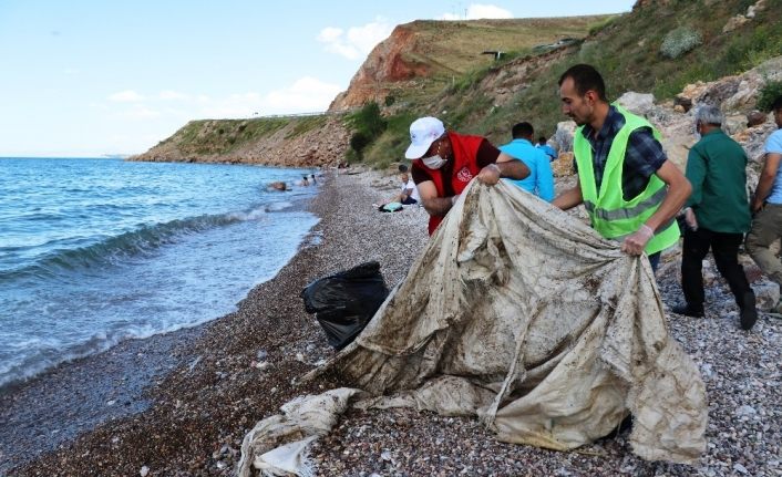 Gevaş sahilleri gönüllü gençlerle temizleniyor