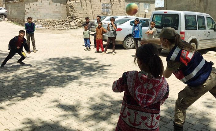 Gürpınar İlçe Jandarma Komutanlığı depremzedeleri yalnız bırakmadı