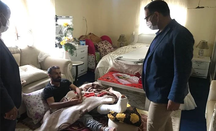 Gürpınar Kaymakamı Sayar depremde yaralanan vatandaşları ziyaret etti