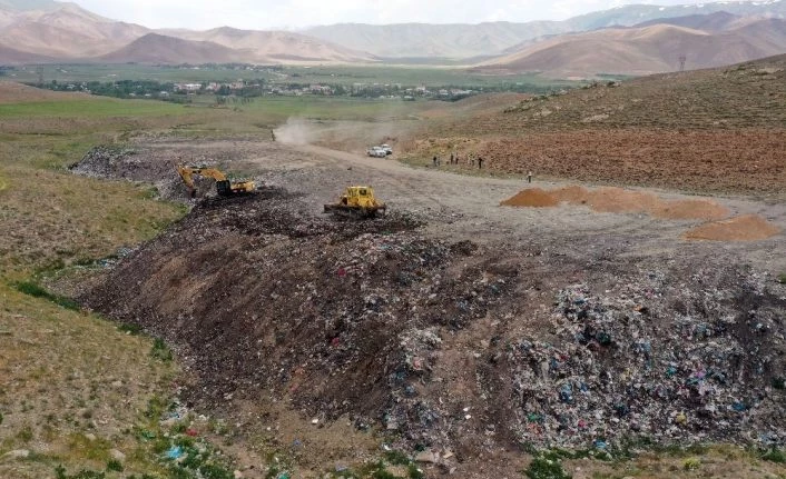 Gürpınar’da vahşi depolamanın yapıldığı çöplük kapatıldı