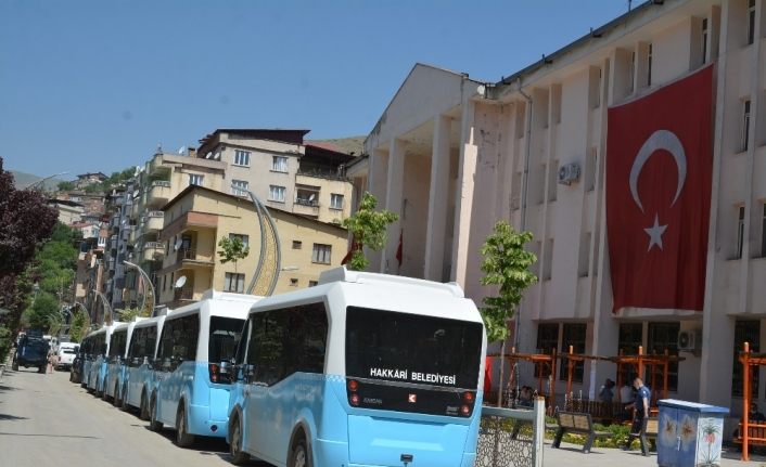 Hakkari belediyesi öğrencileri ücretsiz taşıdı