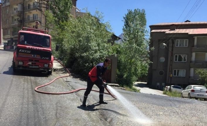 Hakkari’de yol yıkama çalışması