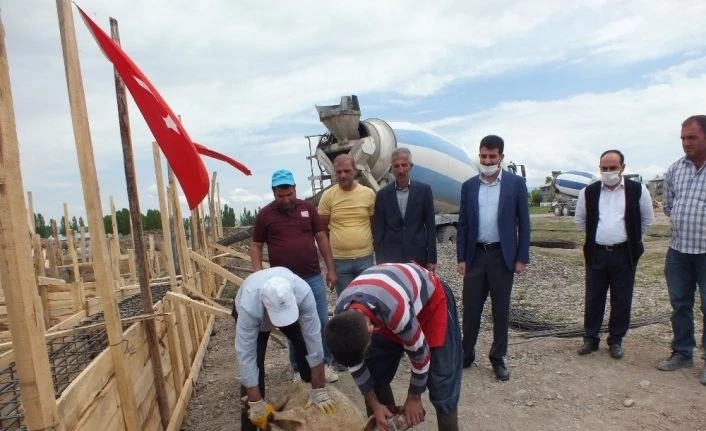 Hayırseverlerin yaptıracağı caminin temeli atıldı